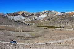 Старая немецкая винтажная campervan курсируя дорога в андийских горах, Перу, Южная Америка Стоковые Фотографии RF Старая немецкая винтажная campervan курсируя дорога в андийских горах, Перу, Южная Америка Стоковые Фотографии RF