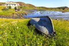Старая получившаяся отказ шлюпка на морском побережье Barents в деревне Teriberka, полуострове Kola, России стоковое изображение Старая получившаяся отказ шлюпка на морском побережье Barents в деревне Teriberka, полуострове Kola, России стоковое изображение