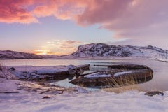 Старая разрушенная деревянная шлюпка на видит стоковые изображения Старая разрушенная деревянная шлюпка на видит стоковые изображения
