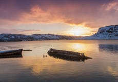Старая разрушенная деревянная шлюпка на видит стоковая фотография rf Старая разрушенная деревянная шлюпка на видит стоковая фотография rf