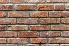 Старая стена восстановленных кирпичей с сильно увяданным красным цветом и неровными соединениями стоковые изображения Старая стена восстановленных кирпичей с сильно увяданным красным цветом и неровными соединениями стоковые изображения