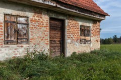 Старая хижина, коттедж, стабилизированный с зеленым лугом стоковое фото Старая хижина, коттедж, стабилизированный с зеленым лугом стоковое фото