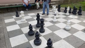 Старики играя гигантский шахмат стоковая фотография rf Старики играя гигантский шахмат стоковая фотография rf