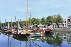 Стародедовские сосуды в гавани, Zierikzee, Голландии стоковое изображение rf Стародедовские сосуды в гавани, Zierikzee, Голландии стоковое изображение rf