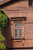 Старое окно, деревянный фасад и плющ стоковое фото Старое окно, деревянный фасад и плющ стоковое фото
