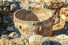 Старое старое хранение бака с орнаментом среди камней руин стоковые изображения Старое старое хранение бака с орнаментом среди камней руин стоковые изображения