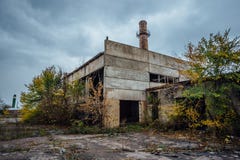 Старое устарелое загубленное конкретное промышленное здание покинутая фабрика Стоковые Фотографии RF Старое устарелое загубленное конкретное промышленное здание покинутая фабрика Стоковые Фотографии RF