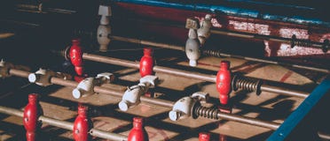 Старой старой деревянной постаретая классикой таблица Foosball или футбол таблицы с винтажным стилем фото влияния стоковая фотография rf Старой старой деревянной постаретая классикой таблица Foosball или футбол таблицы с винтажным стилем фото влияния стоковая фотография rf