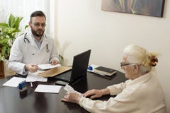 Старуха на geriatrician доктора доктор geriatrician с пациентом в его офисе стоковые изображения rf Старуха на geriatrician доктора доктор geriatrician с пациентом в его офисе стоковые изображения rf