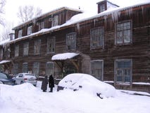 2 старухи около большого деревянного дома говоря в зиме стоковое фото rf 2 старухи около большого деревянного дома говоря в зиме стоковое фото rf