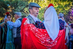 Старшая пара танцует Chotis во время Сан Isidro в Мадриде, Испании стоковая фотография Старшая пара танцует Chotis во время Сан Isidro в Мадриде, Испании стоковая фотография