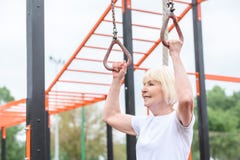 старшая тренировка спортсменки на кольцах стоковое изображение старшая тренировка спортсменки на кольцах стоковое изображение