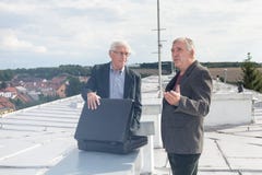 Старшие бизнесмены обсуждая коммерческую сделку на крыше bui Стоковое фото RF Старшие бизнесмены обсуждая коммерческую сделку на крыше bui Стоковое фото RF