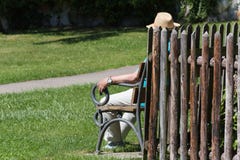 старшие люди ослабляя в парке монастыря стоковые фото старшие люди ослабляя в парке монастыря стоковые фото
