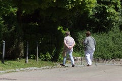 старшие люди ослабляя в парке монастыря стоковые изображения старшие люди ослабляя в парке монастыря стоковые изображения