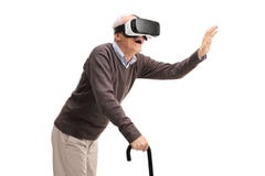 Старший имеющ потеху используя шлемофон VR стоковая фотография Старший имеющ потеху используя шлемофон VR стоковая фотография