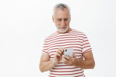 Старший отец проверяя если дети alright писать сообщение через стекла смартфона нося пока печатающ на экране мобильного телефона стоковые фотографии rf Старший отец проверяя если дети alright писать сообщение через стекла смартфона нося пока печатающ на экране мобильного телефона стоковые фотографии rf