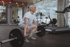 Старший человек разрабатывая на спортзале стоковые фото Старший человек разрабатывая на спортзале стоковые фото