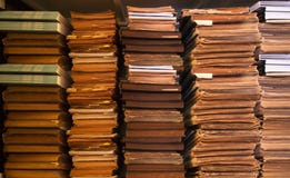 Старые античные книги на книжных полках, предпосылке книжных полков, стоге старых книг и бумагах стоковые фото Старые античные книги на книжных полках, предпосылке книжных полков, стоге старых книг и бумагах стоковые фото
