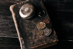 Старые винтажные книги и старый винтажный античный карманный вахта Стоковая Фотография RF Старые винтажные книги и старый винтажный античный карманный вахта Стоковая Фотография RF