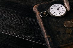 Старые винтажные книги и старый винтажный античный карманный вахта Стоковые Изображения RF Старые винтажные книги и старый винтажный античный карманный вахта Стоковые Изображения RF