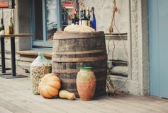 Старые деревянные бочонки на которых тыквы и бутылки стоковая фотография rf Старые деревянные бочонки на которых тыквы и бутылки стоковая фотография rf