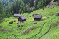 Старые дома на части долины maggia Швейцарии стоковое фото rf Старые дома на части долины maggia Швейцарии стоковое фото rf