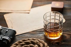 Старые камера и виски дальномера с античной картой Стоковое фото RF Старые камера и виски дальномера с античной картой Стоковое фото RF