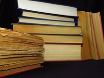 Старые книги штабелированные в куче Образование, знание, привычки чтения, бумага, библиотека стоковая фотография rf Старые книги штабелированные в куче Образование, знание, привычки чтения, бумага, библиотека стоковая фотография rf