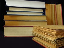 Старые книги штабелированные в куче Образование, знание, привычки чтения, бумага, библиотека стоковое изображение rf Старые книги штабелированные в куче Образование, знание, привычки чтения, бумага, библиотека стоковое изображение rf