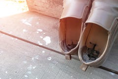 Старые мужские коричневые кожаные ботинки стоковые фото Старые мужские коричневые кожаные ботинки стоковые фото