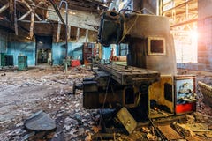 Старые промышленные механические инструменты в мастерской Ржавое оборудование металла в покинутой фабрике стоковая фотография Старые промышленные механические инструменты в мастерской Ржавое оборудование металла в покинутой фабрике стоковая фотография