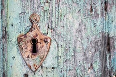 Старые ржавые замок и keyhole металла на двери старой бирюзы деревянной Стоковые Фото Старые ржавые замок и keyhole металла на двери старой бирюзы деревянной Стоковые Фото