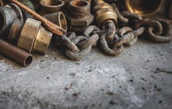 Старые ржавые трубы, цепь, инструменты ands Гараж, водопроводчик и концепция ремонта стоковое фото Старые ржавые трубы, цепь, инструменты ands Гараж, водопроводчик и концепция ремонта стоковое фото