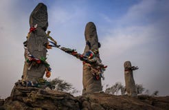 Старые статуи с чертежами неолитической эры рядом с комплексом Aldyn-Bulak ethnocultural стоковая фотография rf Старые статуи с чертежами неолитической эры рядом с комплексом Aldyn-Bulak ethnocultural стоковая фотография rf