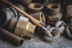 Старые трубы, части, ржавый ключ Гараж и винтажная, ретро концепция стоковое изображение Старые трубы, части, ржавый ключ Гараж и винтажная, ретро концепция стоковое изображение