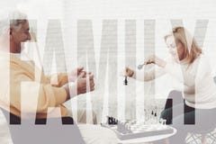 Старые шахматы игр пар дома семья счастливая стоковая фотография Старые шахматы игр пар дома семья счастливая стоковая фотография