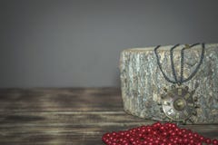 Старый бронзовый медальон, антиквариат заплетенный на куске дерева стоковые фото Старый бронзовый медальон, антиквариат заплетенный на куске дерева стоковые фото