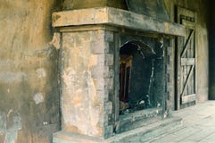 Старый брошенный каменный камин для огня стоковое изображение Старый брошенный каменный камин для огня стоковое изображение