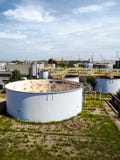 Старый выдержанный объект водоочистки большого закрытого промышленного предприятия стоковое изображение Старый выдержанный объект водоочистки большого закрытого промышленного предприятия стоковое изображение