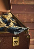 Старый год сбора винограда, ретро открытый чемодан с рубашкой ` s человека checkered на темной предпосылке перемещение карты dubl Стоковая Фотография RF Старый год сбора винограда, ретро открытый чемодан с рубашкой ` s человека checkered на темной предпосылке перемещение карты dubl Стоковая Фотография RF