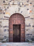Старый деревянный портал с каменным сводом итальянской средневековой крепости стоковое изображение rf Старый деревянный портал с каменным сводом итальянской средневековой крепости стоковое изображение rf