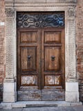 Старый деревянный портал с столбцами и architrave в белом камне стоковые фото Старый деревянный портал с столбцами и architrave в белом камне стоковые фото