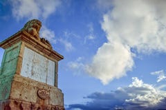 Старый дорожный знак плинтуса с голубым небом и облаками стоковые фотографии rf Старый дорожный знак плинтуса с голубым небом и облаками стоковые фотографии rf