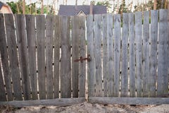 Старый деревянный строб на болте в деревне Стоковая Фотография Старый деревянный строб на болте в деревне Стоковая Фотография