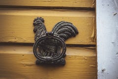 старый железный knocker двери цыпленка в Porvoo стоковые фотографии rf старый железный knocker двери цыпленка в Porvoo стоковые фотографии rf