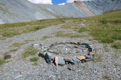Старый каменный лабиринт Долина горы Yarloo с каменными памятниками Горы Altai Сибирь E стоковые изображения rf Старый каменный лабиринт Долина горы Yarloo с каменными памятниками Горы Altai Сибирь E стоковые изображения rf