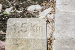 Старый камень километра говорит ` 1 5 km `, который нужно получить в назначение стоковые изображения Старый камень километра говорит ` 1 5 km `, который нужно получить в назначение стоковые изображения