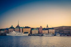 Старый квартал Gamla Stan с традиционными зданиями, Стокгольм, Sw стоковая фотография Старый квартал Gamla Stan с традиционными зданиями, Стокгольм, Sw стоковая фотография