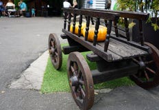 Старый лошад-нарисованный фургон с оранжевыми тыквами в кафе города стоковые фотографии rf Старый лошад-нарисованный фургон с оранжевыми тыквами в кафе города стоковые фотографии rf